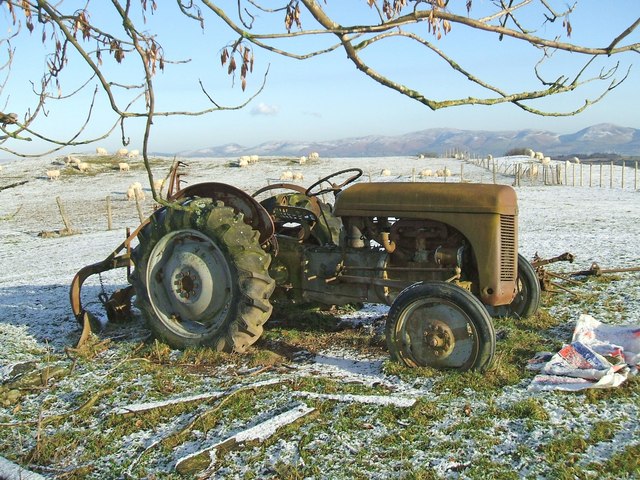 Abandoned tractor at Bryn-llwyd near Cyffylliog