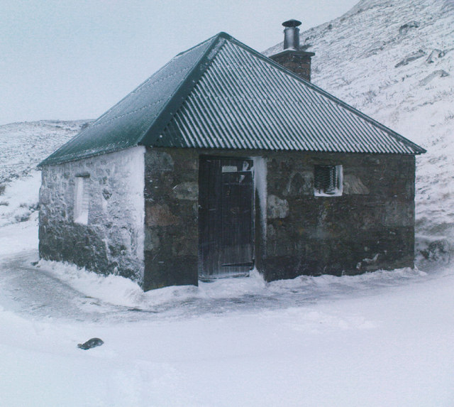A compact little bothy in the hills