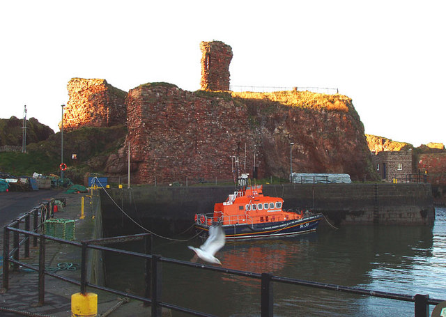 Dunbar Harbour & Castle © Allister Combe cc-by-sa/2.0 :: Geograph ...