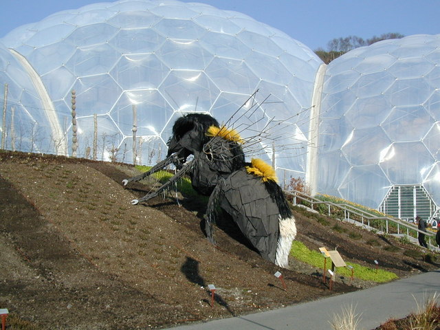 Bee Sculpture Â© Roddy Urquhart cc-by-sa/2.0 :: Geograph Britain and Ireland