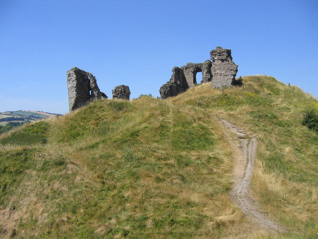 Clun Castle © Jeff Buck cc-by-sa/2.0 :: Geograph Britain and Ireland