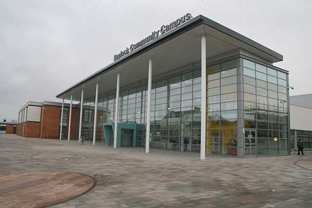 Raploch Community Campus © Dan cc-by-sa/2.0 :: Geograph Britain and Ireland