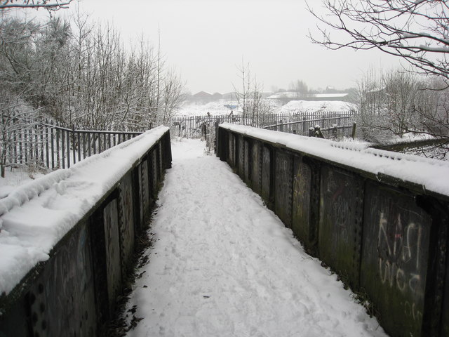 Footbridge carrying path to former Clay... © Alan Heardman cc-by-sa/2.0 ...