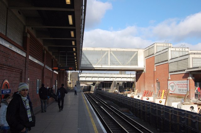 West Ham Station - Jubilee Line © Trevor Harris cc-by-sa/2.0