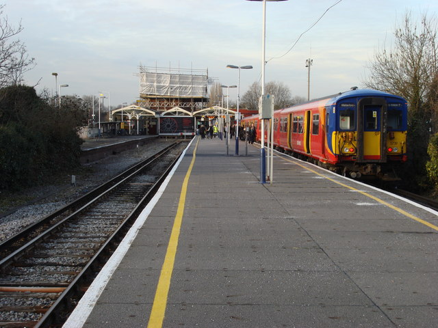 Hampton Court railway station, platforms