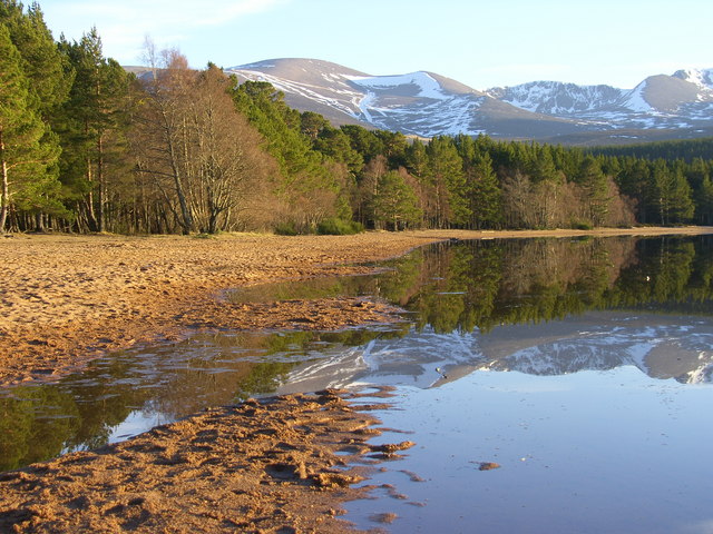 Loch Morlich Beach and Cairngorm... © Jim Cornwall cc-by-sa/2.0 ...