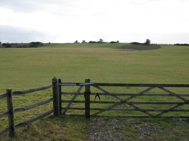Gate entrance and farmland to the SE of Beacon Lane