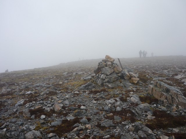 Cairn on ridge to Stob Coire a'Chearcaill
