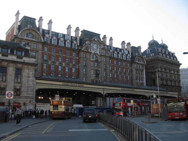 Victoria Railway Station, London © Richard Rogerson cc-by-sa/2.0 ...