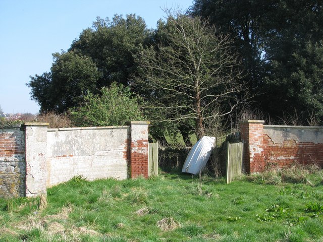 Disused estate gateway below Courtlands