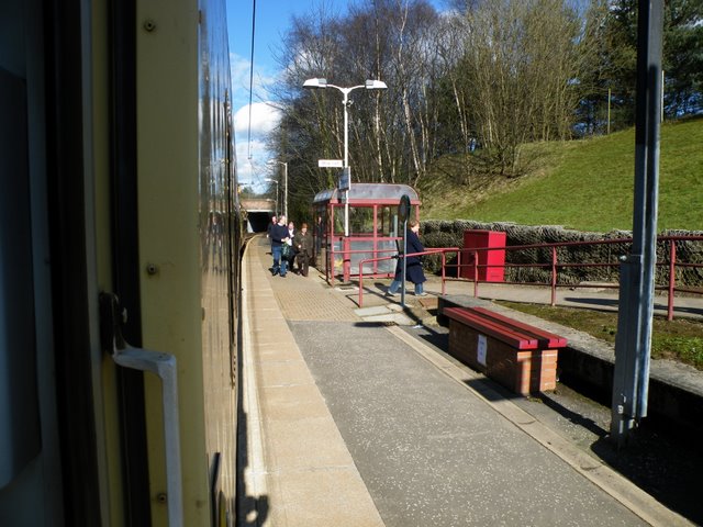 Dumbreck railway station © Thomas Nugent cc-by-sa/2.0 :: Geograph ...