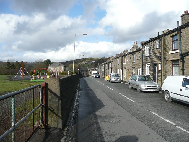 Clough Lane, Mixenden © Humphrey Bolton cc-by-sa/2.0 :: Geograph ...