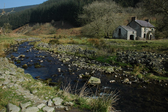 Cynant Farm © Philip Halling cc-by-sa/2.0 :: Geograph Britain and Ireland