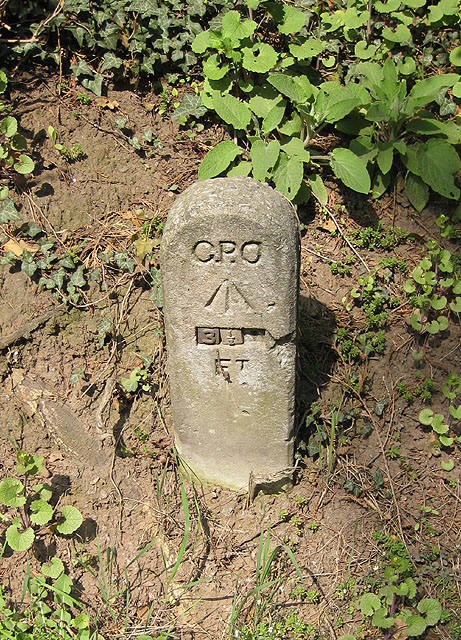 GPO marker © Pauline E cc-by-sa/2.0 :: Geograph Britain and Ireland