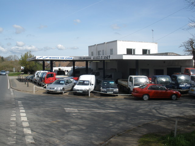 The 2 Mile Oak Garage, near... © Roger Cornfoot cc-by-sa/2.0 ...