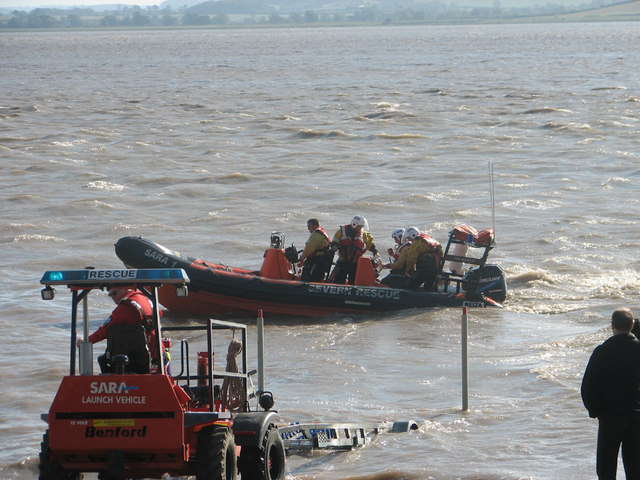 Launching the SARA lifeboat from Beachley slip