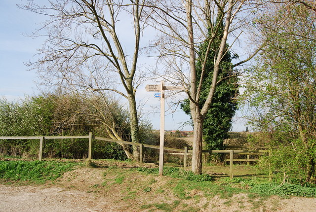 Footpath signpost, Sharp's Green Bay