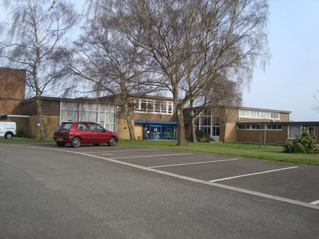 Southgate Primary School © Michael of Crawley cc-by-sa/2.0 :: Geograph ...