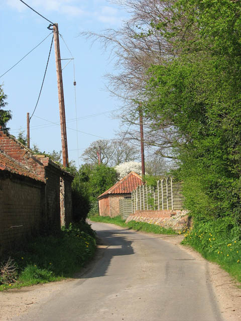 Perrys Lane past Beechwood Farm and Barn