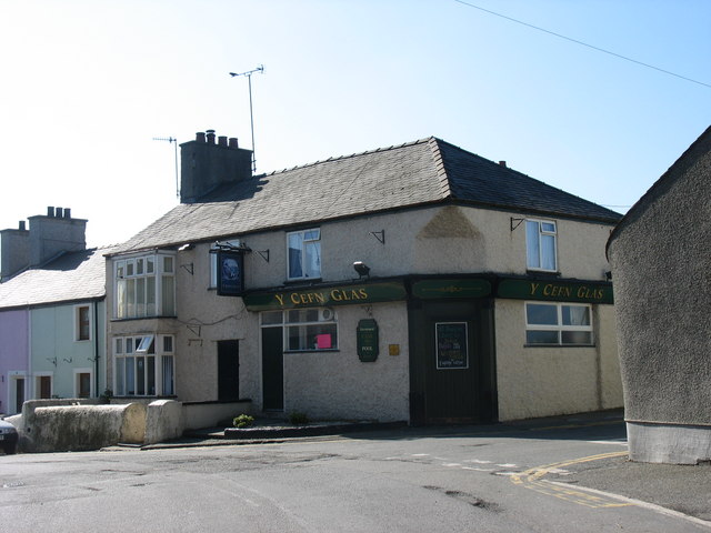 Y Cefn Glas pub on the corner of Brynddu... © Eric Jones cc-by-sa/2.0 ...