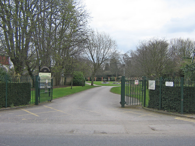 Entrance to Priory Gardens © Ian Capper cc-by-sa/2.0 :: Geograph ...