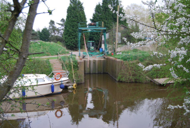 Boat winch near Yalding © N Chadwick cc-by-sa/2.0 :: Geograph Britain ...