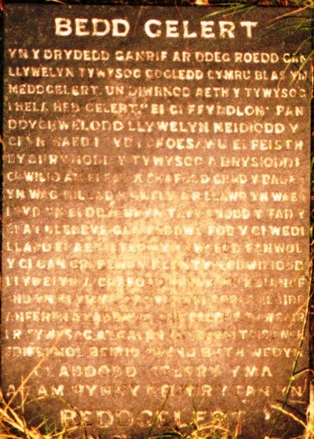 Garreg fedd Gelert (enfawr)/Gelert's gravestone (enlarged)
