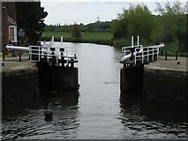 SX9390 : Double Locks lower gates closing by Sarah Charlesworth