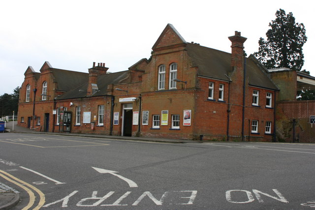 Brookwood railway station © Paul E Smith cc-by-sa/2.0 :: Geograph ...