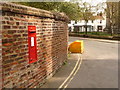 Beverley: postbox № HU17 254, Minster Yard North