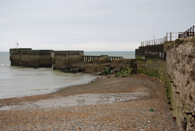 Breakwater, Hastings Harbour © N Chadwick :: Geograph Britain and Ireland