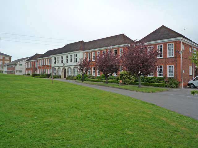 Reigate College © Ian Capper cc-by-sa/2.0 :: Geograph Britain and Ireland