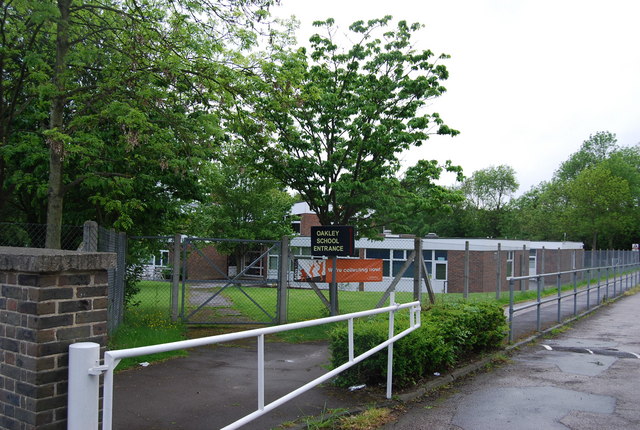 Oakley School, Waveney Rd © N Chadwick cc-by-sa/2.0 :: Geograph Britain