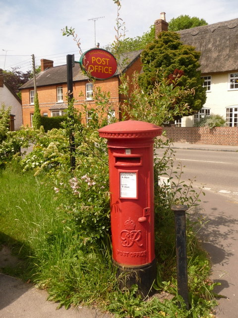 Shillingstone: postbox № DT11 92, Blandford Road