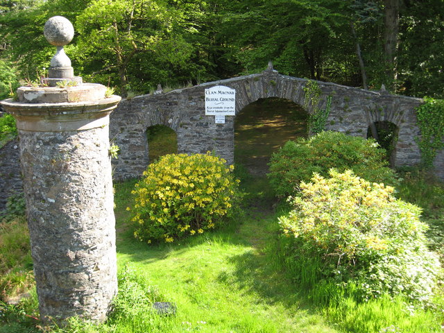 Entrance to the Clan MacNab burial... © Carol Walker cc-by-sa/2.0 ...