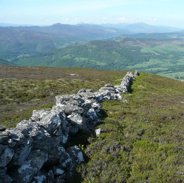 Dry stone wall heading south west on Meall an Daimh