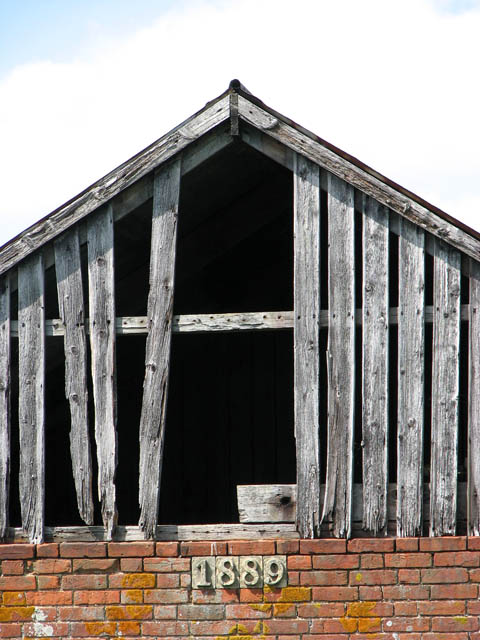 Old barn beside Loddon Road - detail