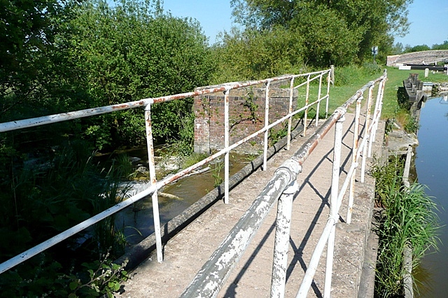 Canal weir © Graham Horn cc-by-sa/2.0 :: Geograph Britain and Ireland