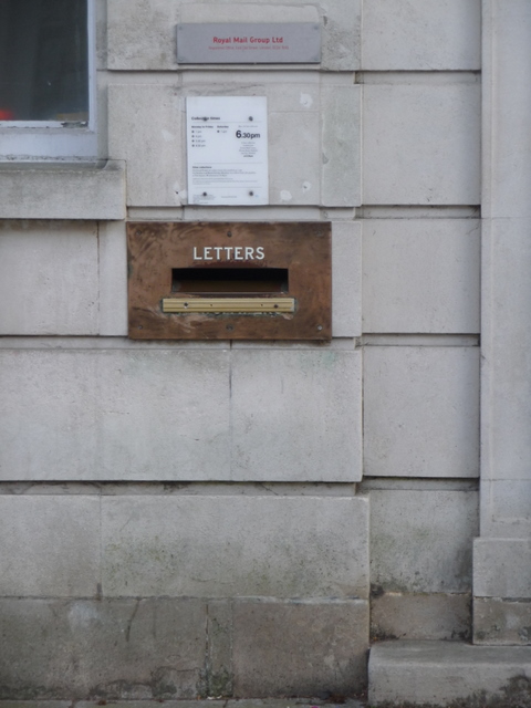 Wimborne Minster: postbox № BH21 2000, East Street