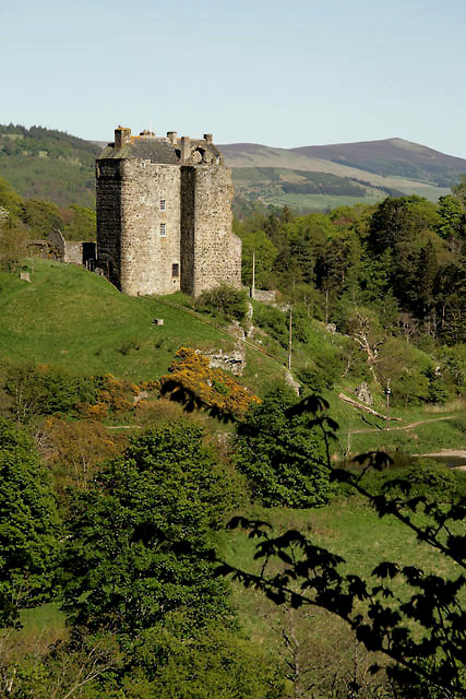 Neidpath Castle © Walter Baxter cc-by-sa/2.0 :: Geograph Britain and ...