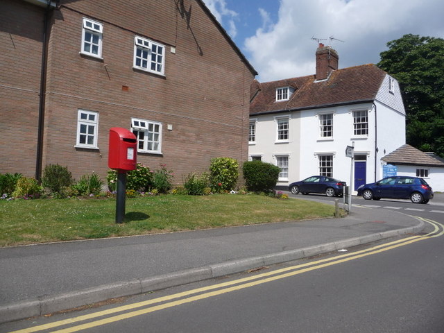 Blandford Forum: postbox № DT11 39, Eagle House Gardens