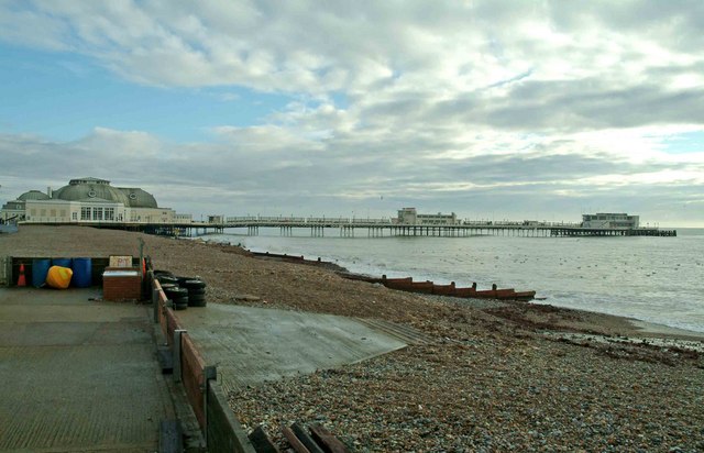 Worthing Pier in December © P L Chadwick cc-by-sa/2.0 :: Geograph ...