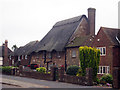 TV4999 : Thatched House on Eastbourne Road by Oast House Archive