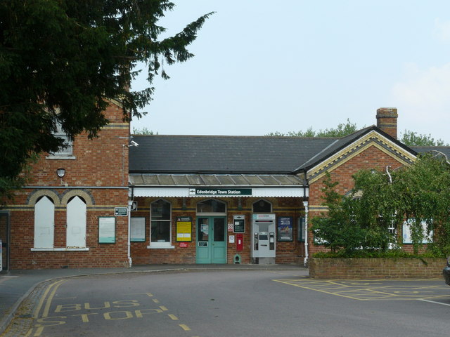 Edenbridge Town Railway Station © Peter Trimming cc-by-sa/2.0 ...