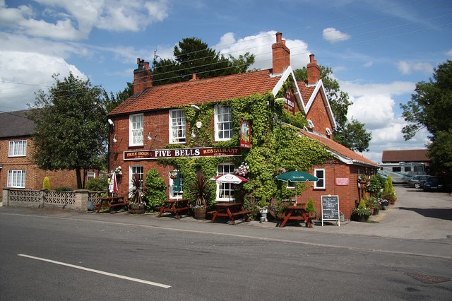 The Five Bells © Richard Croft cc-by-sa/2.0 :: Geograph Britain and Ireland