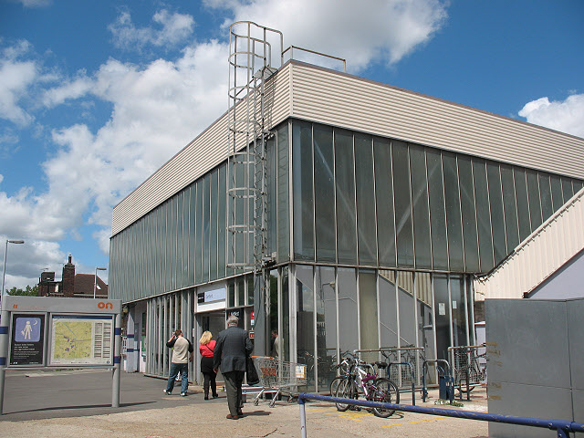 Dartford station entrance © Stephen Craven :: Geograph Britain and Ireland