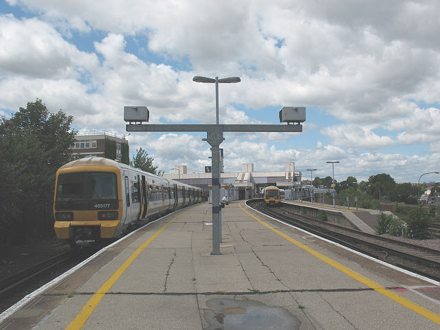 Trains at Dartford station © Stephen Craven cc-by-sa/2.0 :: Geograph ...