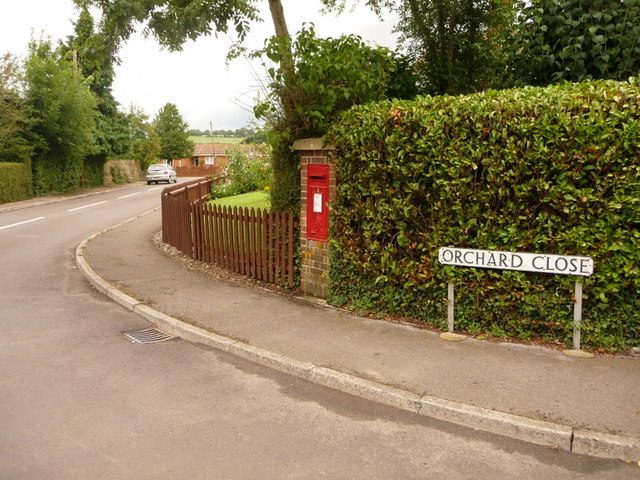 Fontmell Magna: postbox № SP7 32, West Street