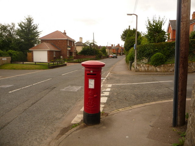 Sturminster Newton: postbox № DT10 82, Bath Road