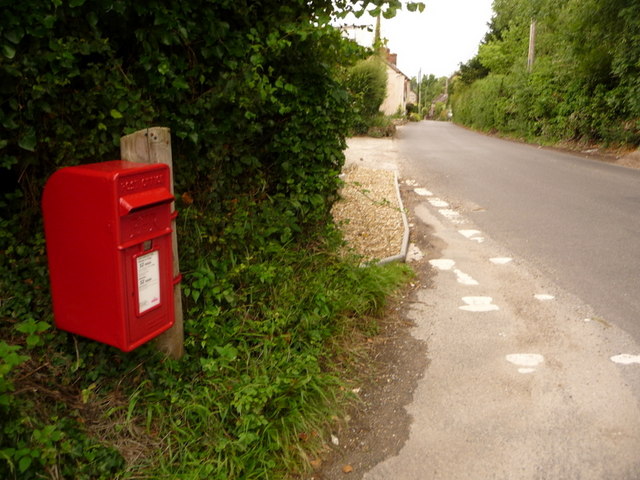 Iwerne Minster: postbox № DT11 135, Dunns Lane